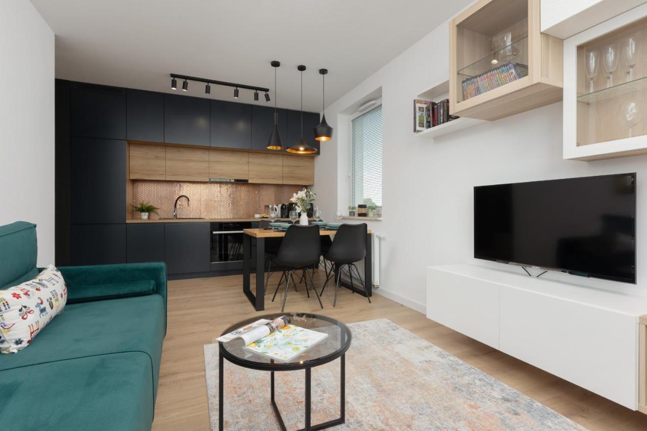 Trendy With 2 Bedrooms, Balcony & Parking By Renters Apartament *