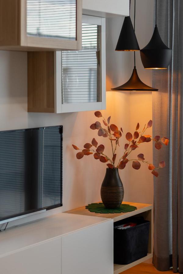 Trendy With 2 Bedrooms, Balcony & Parking By Renters