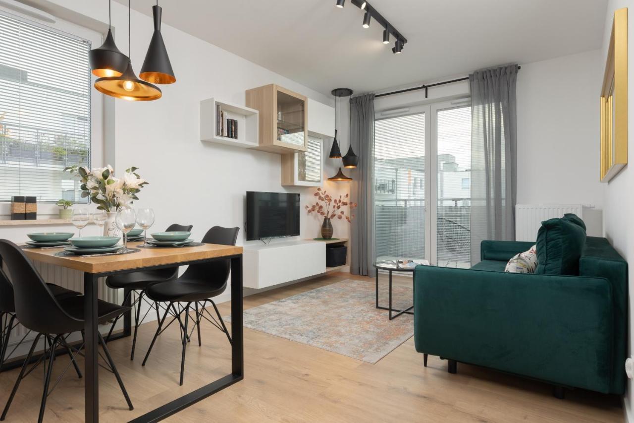 Trendy With 2 Bedrooms, Balcony & Parking By Renters * Warszawa