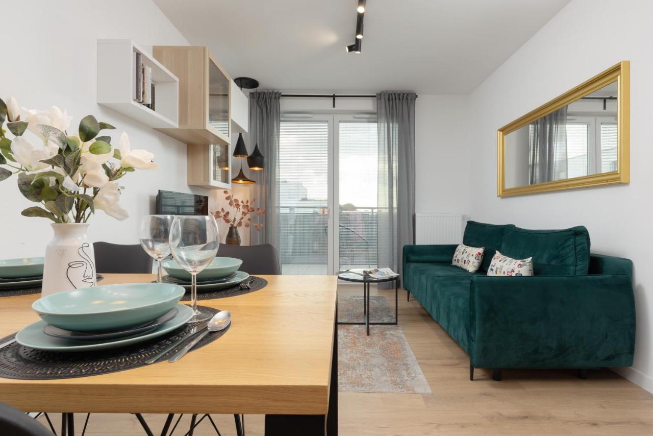 Trendy With 2 Bedrooms, Balcony & Parking By Renters * Warszawa