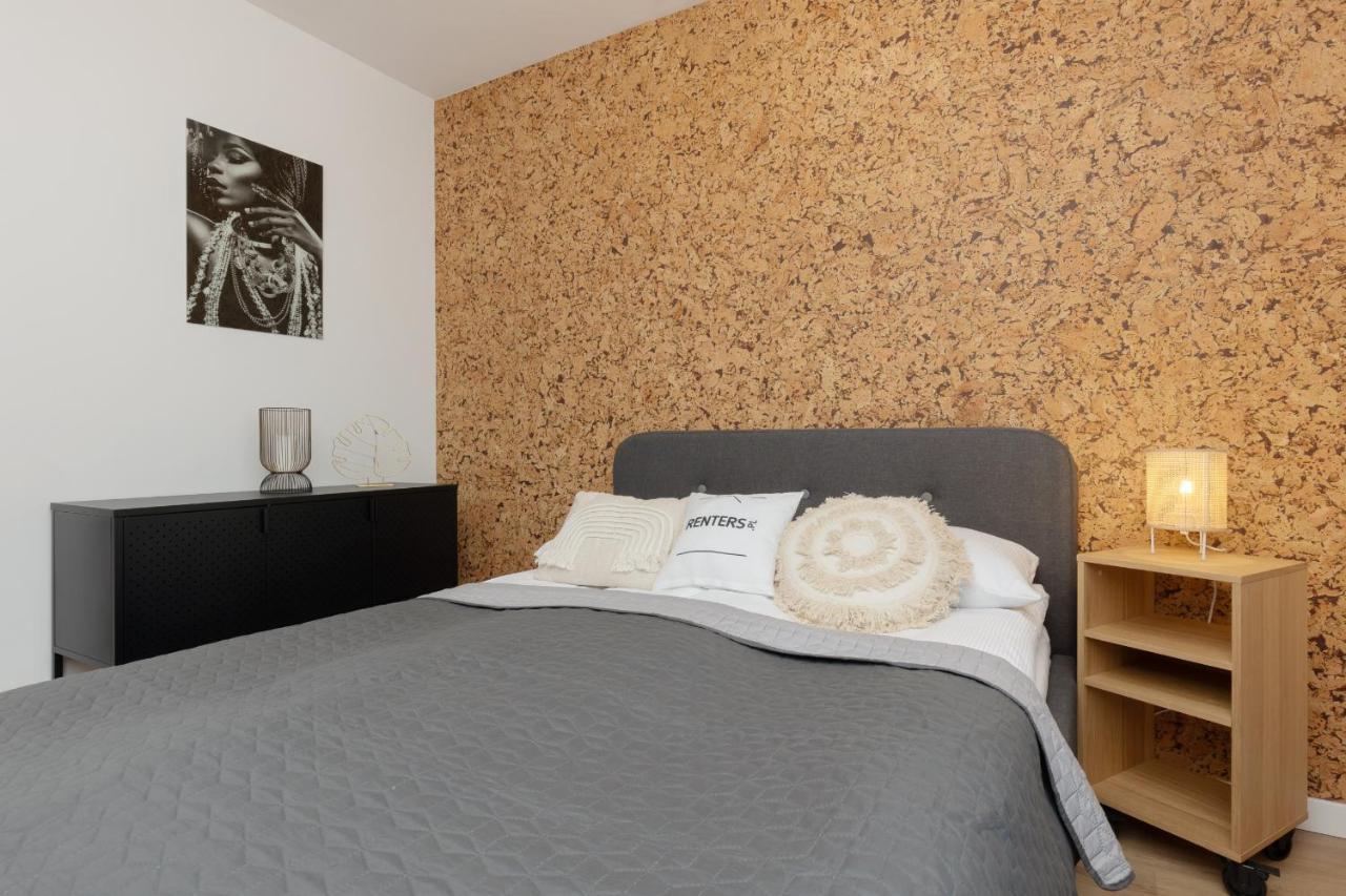 Trendy With 2 Bedrooms, Balcony & Parking By Renters Butas Warsaw
