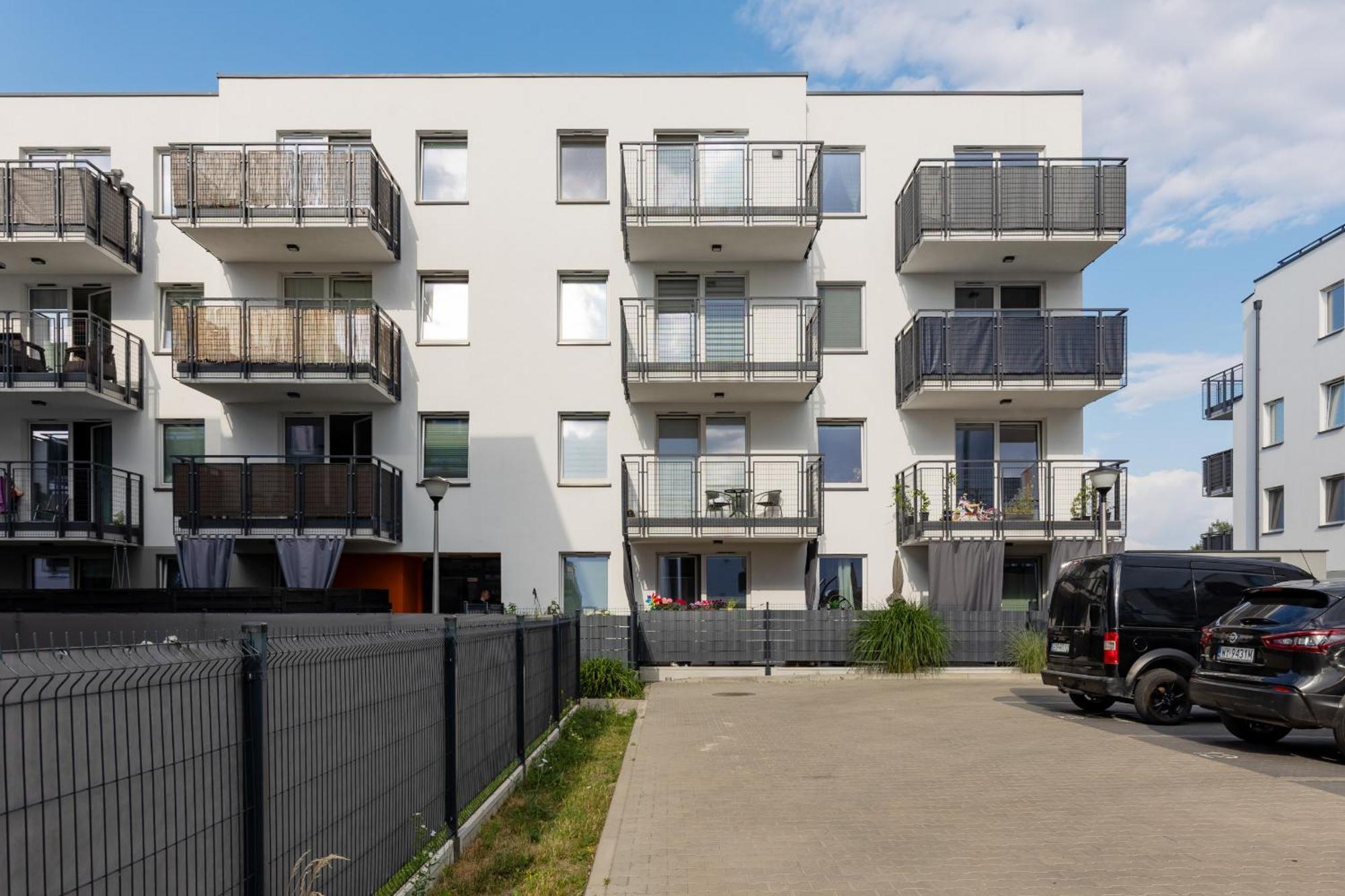 Trendy With 2 Bedrooms, Balcony & Parking By Renters Butas *