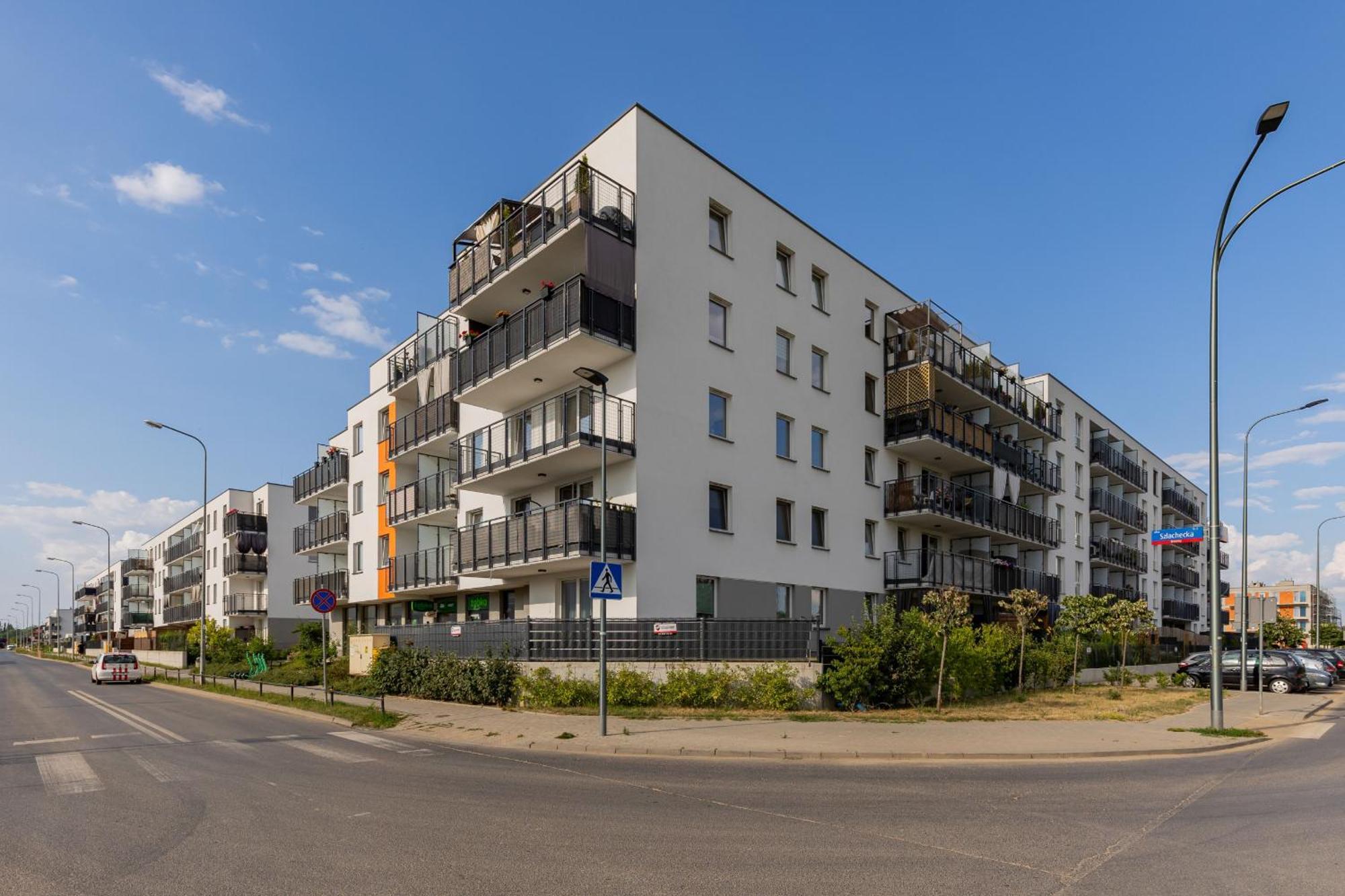 Butas Trendy With 2 Bedrooms, Balcony & Parking By Renters