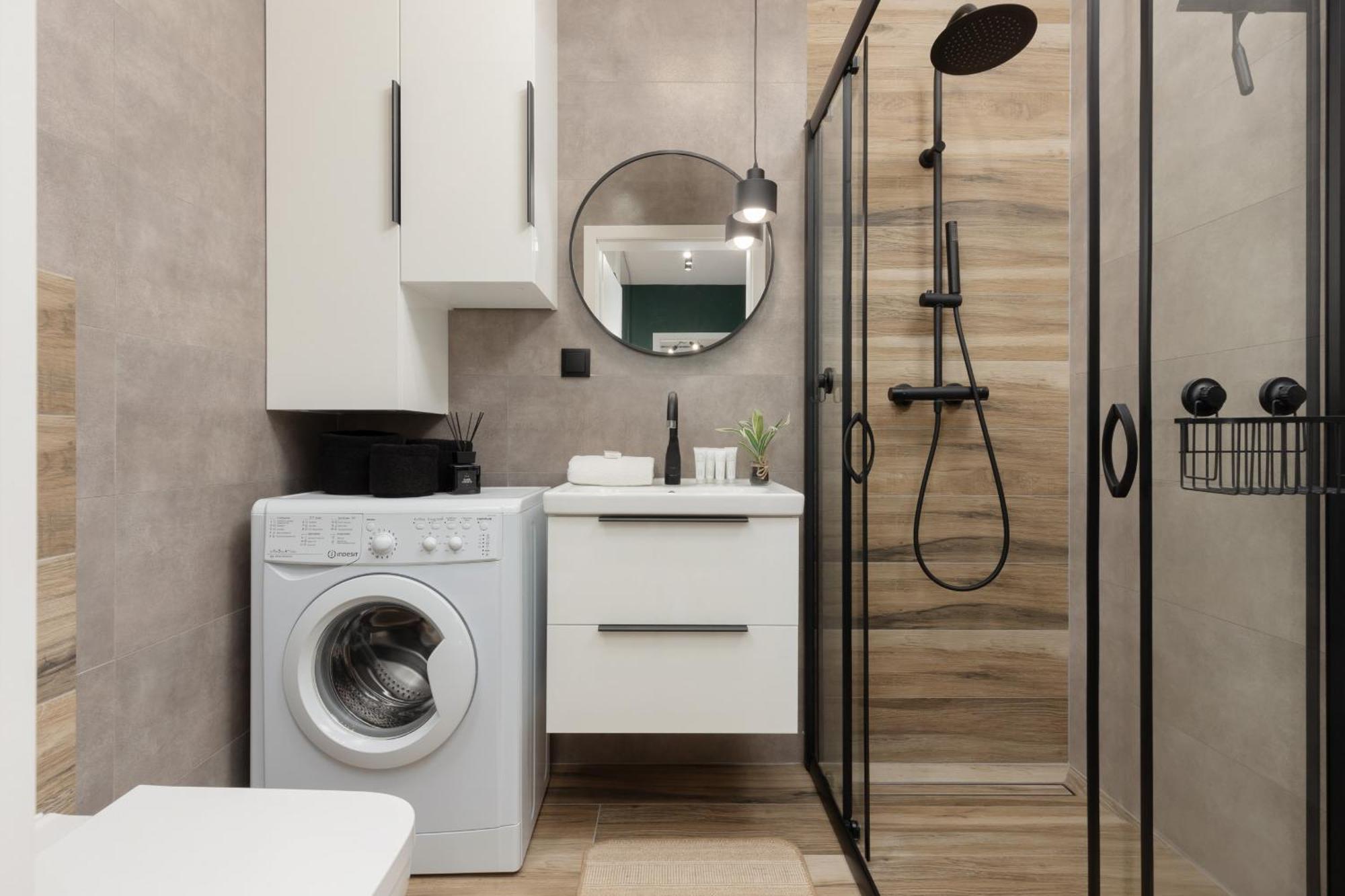 Trendy With 2 Bedrooms, Balcony & Parking By Renters Butas *