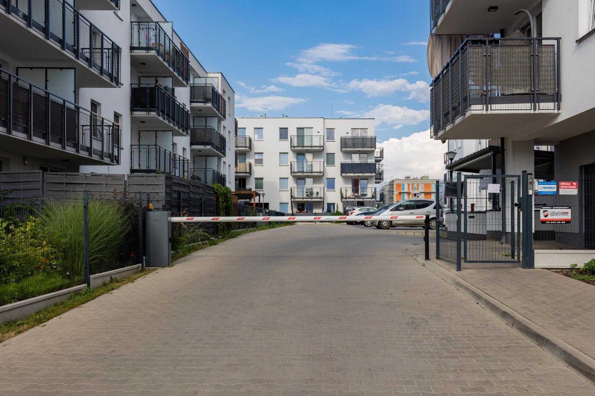 Trendy With 2 Bedrooms, Balcony & Parking By Renters Butas