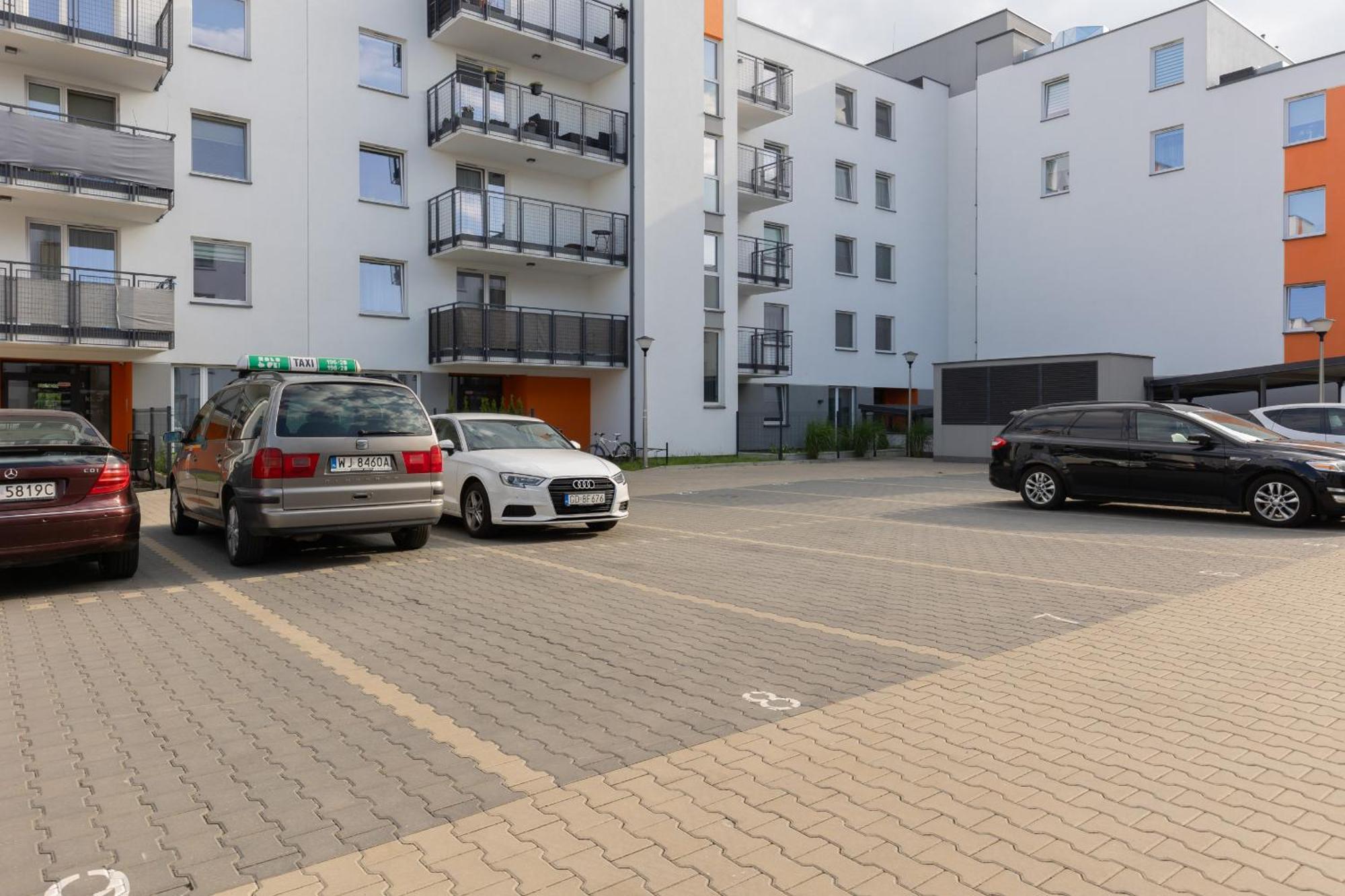 Trendy With 2 Bedrooms, Balcony & Parking By Renters Butas *